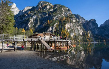 Braies, İtalya, 19 Ekim 2017 - İtalyan Dolomites Alpleri'nde Pusteria Valley, Fanes içinde renkli bir sonbahar manzara görünümü Braies Gölü - Sennes ve Braies Doğa Parkı.