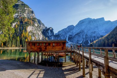 Braies, İtalya, 19 Ekim 2017 - İtalyan Dolomites Alpleri'nde Pusteria Valley, Fanes içinde renkli bir sonbahar manzara görünümü Braies Gölü - Sennes ve Braies Doğa Parkı.