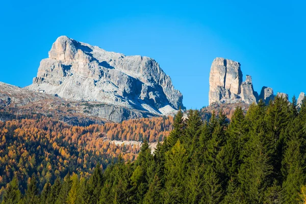 Pohled Torri Hory Pozadí Vidět Passo Falzarego Přechází Podzimní Krajině — Stock fotografie