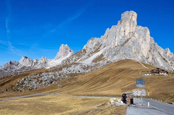 Jesienny Krajobraz Giau Przekazać Słynnego Gusela Nuvolau Szczyty Tle Dolomity — Zdjęcie stockowe