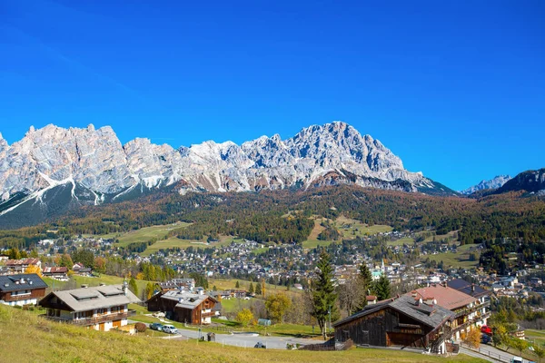 Cortina d'Ampezzo sonbahar zamanında panoramik manzaralı. İtalya en güzel Kayak merkezidir. Cortina de Dolomites, İtalya'nın incisi denir.