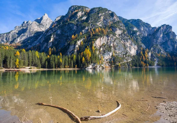 Pohled Jezero Braies Malebnou Podzimní Krajinou Italských Dolomitech Alpy Údolí — Stock fotografie