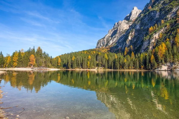 İtalyan Dolomites alps, Pusteria Valley, Fanes içinde-için renkli bir sonbahar manzara gölde Braies görünümünü Sennes ve Braies Doğa Parkı.