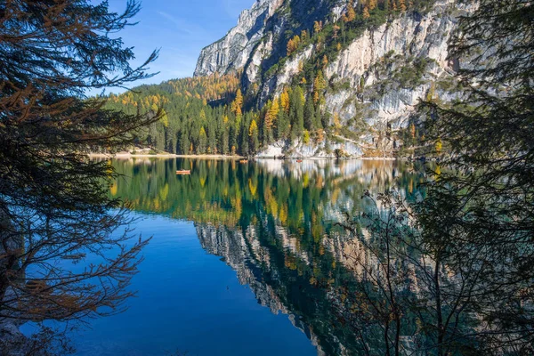 Pohled Jezero Braies Malebnou Podzimní Krajinou Italských Dolomitech Alpy Údolí — Stock fotografie