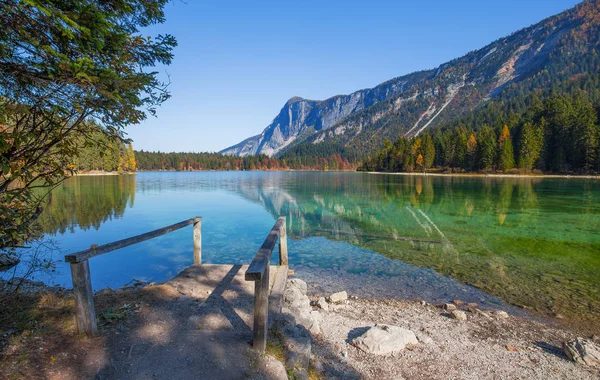 Sonbahar manzarası Tovel Gölü, Val di Non içindeki Adamello Brenta Tabiat Parkı, Trentino Alto Adige, İtalya.