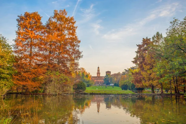 ミラノ イタリアのセンピオーネ センピオーネ公園 からスフォルツァ城 スフォルツェスコ を見る — ストック写真