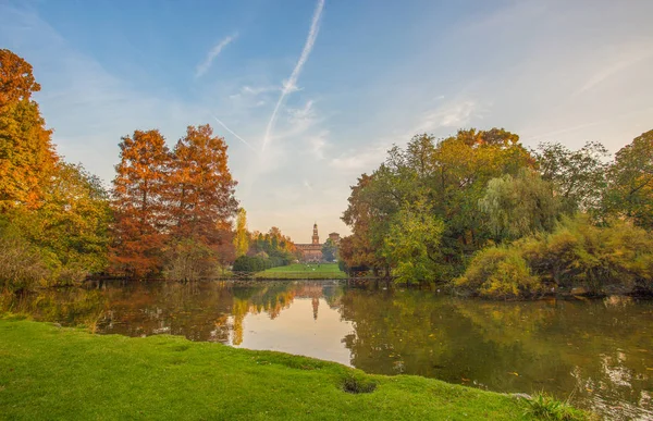 ミラノ イタリアのセンピオーネ センピオーネ公園 からスフォルツァ城 スフォルツェスコ を見る — ストック写真