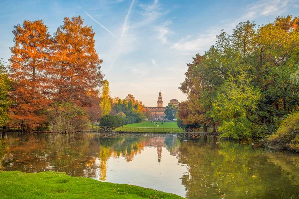 Sforza Kalesi (Castello Sforzesco), Milan, İtalya ' Parco Sempione, (Sempione Parkı), görüntülemek.