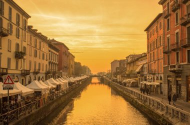 Milan, İtalya, 13 Ekim 2017 - Naviglio Grande kanal gün batımında, Milano, İtalya
