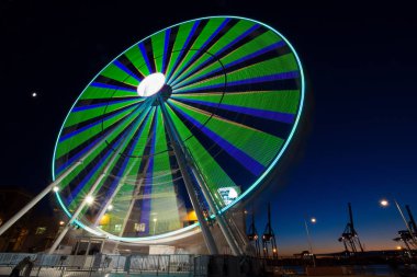 Dönme dolap ile renkli ışıklar 