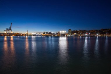 Cenova, (Genova), İtalya, 27 Kasım 2017 - gece görünümü antik liman, şehir Cenova, İtalya / Cenova peyzaj / Cenova manzarası