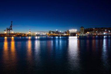 Cenova, (Genova), İtalya, 27 Kasım 2017 - gece görünümü antik liman, şehir Cenova, İtalya / Cenova peyzaj / Cenova manzarası