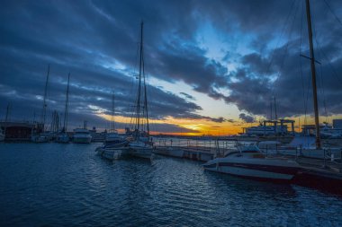 Günbatımı limanında Cenova adil (Fiera di Genova), İtalya.