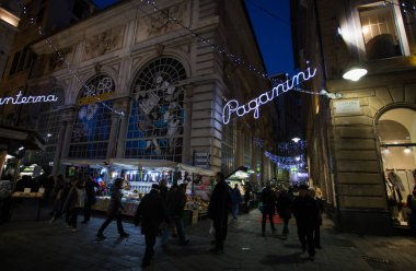 Genoa (Genova), İtalya, 28 Aralık 2017 - gece, Cenova, (Genova), İtalya eski şehrin kalbinde Banchi kare görünümü.