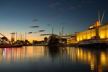 Eski horbor (Porto Antico) mavi saatte görüntülemek Genoa (Genova), İtalya.