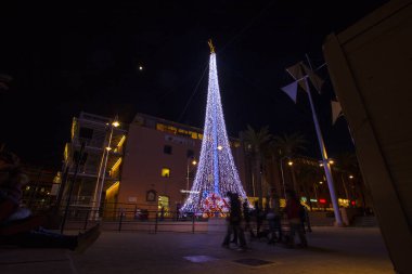 Genoa (Genova), İtalya, 28 Aralık 2017 - Cenova, İtalya'nın eski liman (porto antico) Noel ağacı aydınlatılmış.