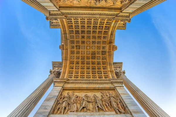 Milan, İtalya, Kasım, 11, 2017 - Arco della Pace, (kemer barış), Milan, İtalya'nın şehir merkezinde Sempione Parkı yakınındaki