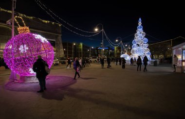 Genoa (Genova), İtalya, 28 Aralık 2017 - Cenova, İtalya'nın eski liman (porto antico) Noel ağacı aydınlatılmış.
