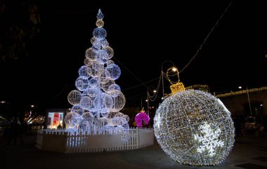 Genoa (Genova), İtalya, 28 Aralık 2017 - Cenova, İtalya'nın eski liman (porto antico) Noel ağacı aydınlatılmış.
