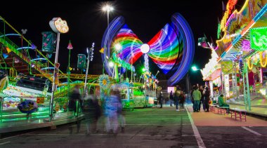 Genoa (Genova), İtalya, 2 Ocak 2018 - Luna park Cenova, Avrupa, İtalya'nın en büyük mobil eğlence parkı.