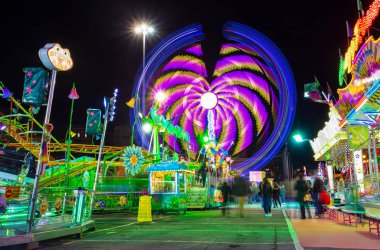 Genoa (Genova), İtalya, 2 Ocak 2018 - Luna park Cenova, Avrupa, İtalya'nın en büyük mobil eğlence parkı.
