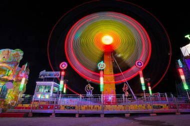 Genoa (Genova), İtalya, 2 Ocak 2018 - Luna park Cenova, Avrupa, İtalya'nın en büyük mobil eğlence parkı.