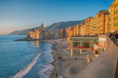 Camogli, İtalya, 13 Ocak 2018 - görünümünü Camogli şehir, Genoa (Genova) il, Liguria, Akdeniz kıyılarında, İtalya