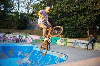 Cenova, İtalya 16 Kasım 2015 - çocuk ile Bmx Bisiklet Bmx oturum şehirde atlama..