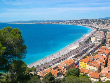 Renkli tarihi evlerde eski şehir ve deniz manzaralı Nice. Nice, Cote d'Azur, Fransa.