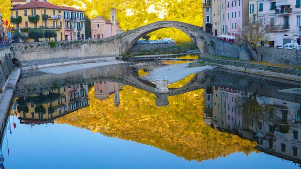 Reflektioner Vattnet Den Romerska Bron Byn Dolceacqua Imperia Italien — Stockfoto