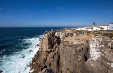 Bakış deniz feneri, Cape Carvoeiro, Peniche, Portekiz yakınındaki taşlarla
