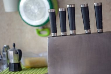 Mutfak bıçakları blrred arka plan ile dizi.