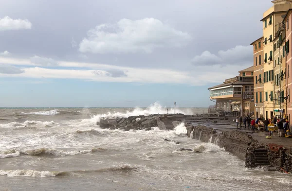 ジェノヴァ イタリア 2018 秋の日中は荒れた海でジェノヴァ Boccadasse のビュー — ストック写真