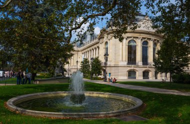 Paris, Fransa, 5 Eylül 2018 - Petit Palais (büyük Sarayı) bahçeleri Paris, Fransa'da çeşme ile kısa bir bakış