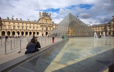 Paris, Fransa, 6 Eylül 2018 - Louvre Müzesi ve Cam Piramit, Paris, Fransa, dünyanın en ünlü müzelerden biridir
