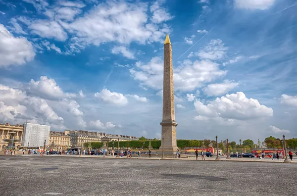 Paris, Fransa, 5 Eylül 2018 - yer de la Concorde ile Mısır Luksor Dikilitaşı Paris, Fransa'da.