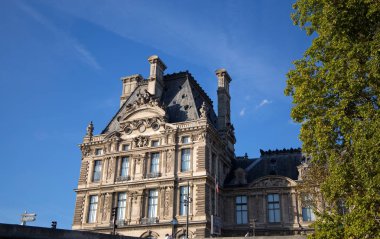 Paris, Fransa, 8 Eylül 2018 - özellikle Louvre Müzesi, Paris, Fransa, dünyanın en ünlü müzelerinden biri de cephe