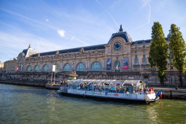 Paris, Fransa, 8 Eylül 2018 - Orsay Müzesi Paris, Fransa'da Seine Nehri üzerinden görünümünü