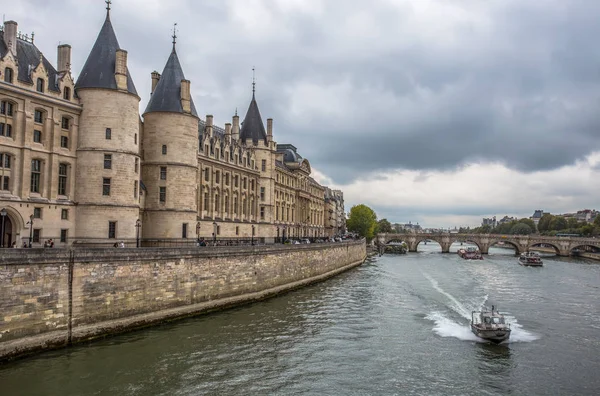 Παρίσι Γαλλία Σεπτεμβρίου 2018 Κάστρο Του Conciergerie Από Τον Ποταμό — Φωτογραφία Αρχείου
