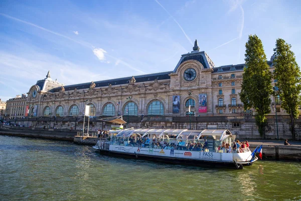 Paris, Fransa, 8 Eylül 2018 - Orsay Müzesi Paris, Fransa'da Seine Nehri üzerinden görünümünü