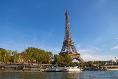 Paris, Fransa, 8 Eylül 2018 - Eyfel Kulesi Paris, Fransa'da güneşli bir günde Seine Nehri'nden