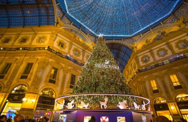 Milan, İtalya, 5 Aralık 2018 - Galleria Vittorio Emanuele II'nin içinde Milan ile Noel ağacı aydınlatılmış ve ışıklar, İtalya