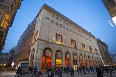 Milan, İtalya, 5 Aralık 2018 - Noel ışıkları Duomo kare binalar, Milano, İtalya.