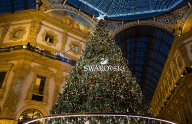 Milan, İtalya, 5 Aralık 2018 - Galleria Vittorio Emanuele II'nin içinde Milan ile Noel ağacı aydınlatılmış ve ışıklar, İtalya