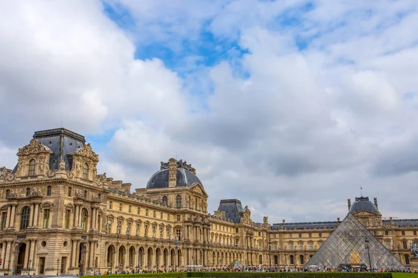 Paris, Fransa, 6 Eylül 2018 - Louvre Müzesi ve Cam Piramit, Paris, Fransa, dünyanın en ünlü müzelerden biridir