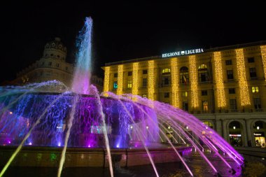 Cenova, İtalya, 11 Aralık 2018 - renkli Çeşme ve Palace De Ferrari Meydanı Cenova, İtalya şehir merkezinde Liguria bölgenin gece görünümü.