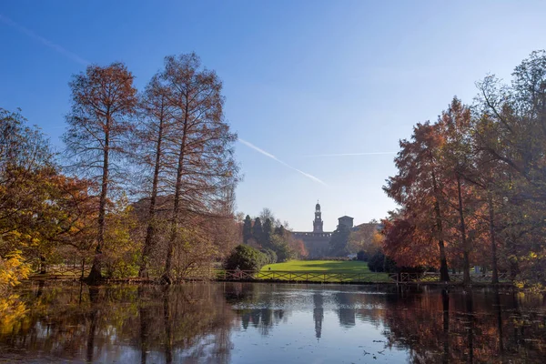 ミラノ イタリアの背景にスフォルツェスコ城とセンピオーネ公園の秋 — ストック写真