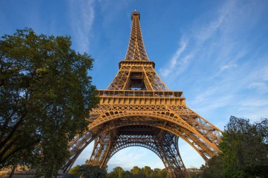 Eyfel Kulesi manzarasına güneşli bir günde Paris, Fransa