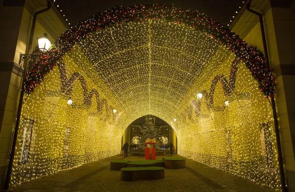 Milão Itália Dezembro 2018 Vista Túnel Luzes Centro Comercial Serravalle — Fotografia de Stock