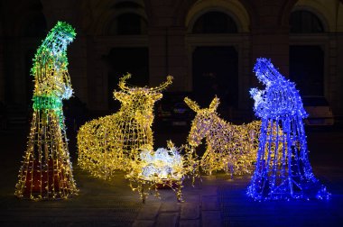 Renkli ışıklarla aydınlatılmış Noel Doğum sahnesi